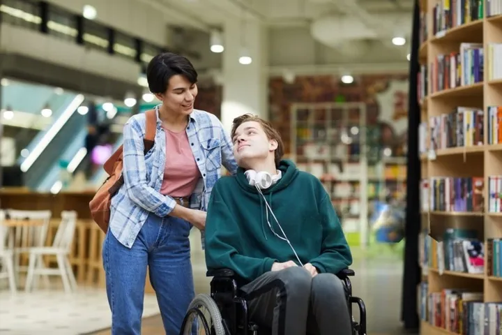 Mère aidante et fils avec handicap